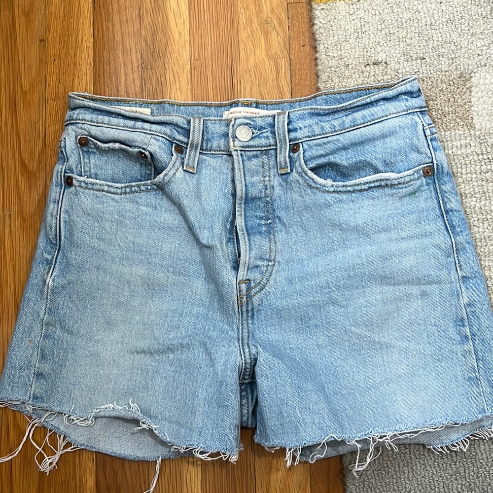 LEVI WEDGIE STRAIGHT CUT OFF DENIM SHORTS